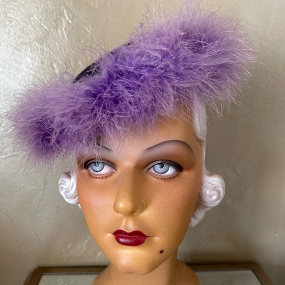 REFINED 1940s' PURPLE FELT CAP WITH LAVENDER FEATHER TRIM - Picture 2 of 12